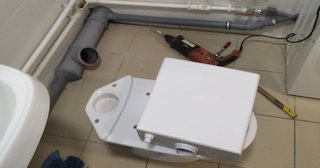 Установка напольного унитаза в Мысках: монтаж под ключ от СантехДомМси от 5252 рублей.