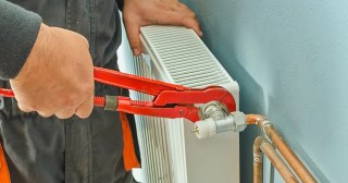 Установка радиаторов отопления в Мысках - цена, стоимость от 1051 руб., работа в доме и квартире